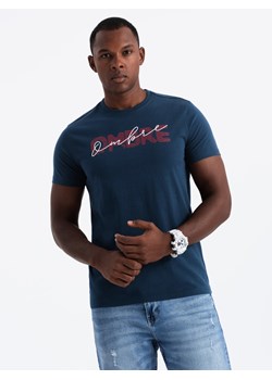 Bawełniany t-shirt męski z podwójnym printowanym logotypem – granatowy V3 OM-TSPT-0211 ze sklepu ombre w kategorii T-shirty męskie - zdjęcie 176444011