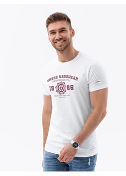 T-shirt męski z nadrukiem w stylu college – biały V1 OM-TSPT-0137 ze sklepu ombre w kategorii T-shirty męskie - zdjęcie 176444142