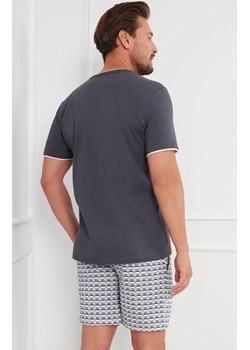 Piżama męska na krótki rękaw i krótkie spodnie Albert, Kolor grafitowy-wzór, Rozmiar M, Italian Fashion ze sklepu Intymna w kategorii Piżamy męskie - zdjęcie 176556572