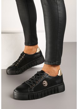Czarno-Złote Sneakersy Vices na Grubej Tłoczonej Podeszwie ze Sznurowaniem i Metaliczną Ozdobą Ulfedi ze sklepu born2be.pl w kategorii Buty sportowe damskie - zdjęcie 176562411
