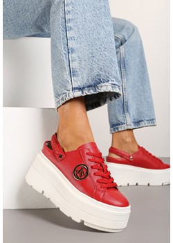 Czerwone Sneakersy Vices na Grubej Tłoczonej Podeszwie z Paskiem na Pięcie i Metaliczną Ozdobą Zenfedi ze sklepu born2be.pl w kategorii Buty sportowe damskie - zdjęcie 176562423