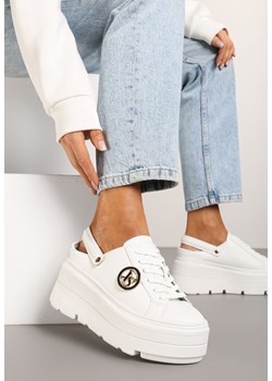 Białe Sneakersy Vices na Grubej Tłoczonej Podeszwie z Paskiem na Pięcie i Metaliczną Ozdobą Zenfedi ze sklepu born2be.pl w kategorii Buty sportowe damskie - zdjęcie 176562441