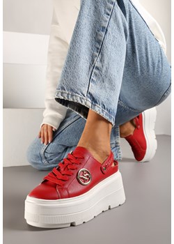Czerwone Sneakersy Vices na Platformie z Tłoczeniem Paskiem na Pięcie i Metaliczną Aplikacją Selfedi ze sklepu renee.pl w kategorii Buty sportowe damskie - zdjęcie 176563453