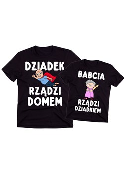ZESTAW KOSZULEK DLA BABCI I DZIADKA - BABCIA RZĄDZI DZIADKIEM DZIADEK RZĄDZI DOMEM ze sklepu Time For Fashion w kategorii Kubki - zdjęcie 176572711