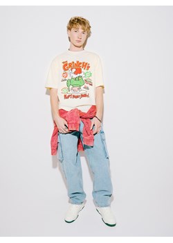 Cropp - Świąteczny T-shirt z Grinchem UNISEX - kremowy ze sklepu Cropp w kategorii T-shirty męskie - zdjęcie 176578293