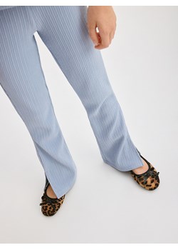 Reserved - Prążkowane spodnie z rozcięciami - jasnoniebieski ze sklepu Reserved w kategorii Spodnie damskie - zdjęcie 176599782