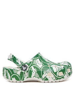 Crocs Klapki Classic Duke Print Clog K 210007 Zielony ze sklepu MODIVO w kategorii Klapki dziecięce - zdjęcie 176619280