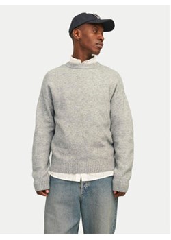 Jack&Jones Sweter Rollie 12215468 Szary Relaxed Fit ze sklepu MODIVO w kategorii Swetry męskie - zdjęcie 176636063