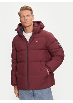 Tommy Jeans Kurtka puchowa Essential DM0DM19786 Czerwony Regular Fit ze sklepu MODIVO w kategorii Kurtki męskie - zdjęcie 176676913