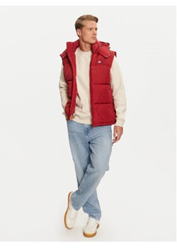 Tommy Jeans Kamizelka Alaska DM0DM19538 Czerwony Regular Fit ze sklepu MODIVO w kategorii Kamizelki męskie - zdjęcie 176698774