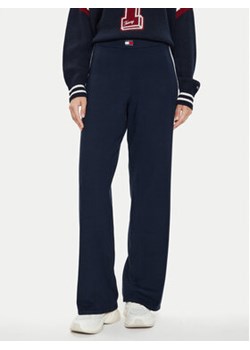 Tommy Jeans Spodnie materiałowe Badge DW0DW18532 Granatowy Wide Leg ze sklepu MODIVO w kategorii Spodnie damskie - zdjęcie 176725010