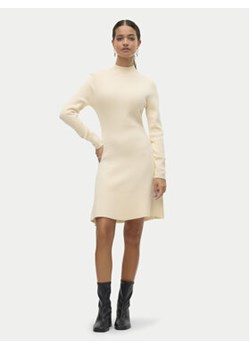 Vero Moda Sukienka dzianinowa Gold 10311379 Écru Regular Fit ze sklepu MODIVO w kategorii Sukienki - zdjęcie 176744332