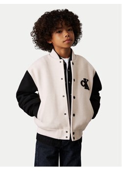 Calvin Klein Jeans Kurtka bomber Varsity IB0IB02294 Beżowy Regular Fit ze sklepu MODIVO w kategorii Kurtki chłopięce - zdjęcie 176757381