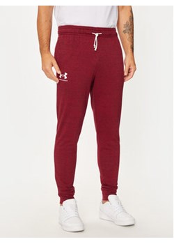 Under Armour Spodnie dresowe Ua Rival Terry Jogger 1380843 Czerwony Fitted Fit ze sklepu MODIVO w kategorii Spodnie męskie - zdjęcie 176861412