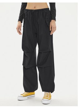 Converse Spodnie materiałowe W Parachute Pant 10026399-A01 Czarny Loose Fit ze sklepu MODIVO w kategorii Spodnie damskie - zdjęcie 177000062