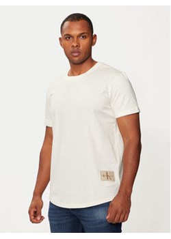 Calvin Klein Jeans T-Shirt J30J323482 Écru Regular Fit ze sklepu MODIVO w kategorii T-shirty męskie - zdjęcie 177129900