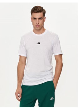 adidas T-Shirt Workout Logo IT2125 Biały Regular Fit ze sklepu MODIVO w kategorii T-shirty męskie - zdjęcie 177155274