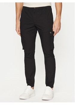 Calvin Klein Jeans Joggery Skinny Cargo J30J327614 Czarny Skinny Fit ze sklepu MODIVO w kategorii Spodnie męskie - zdjęcie 177176354