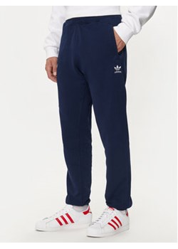 adidas Spodnie dresowe Trefoil Essentials IX7689 Granatowy Regular Fit ze sklepu MODIVO w kategorii Spodnie męskie - zdjęcie 177194630