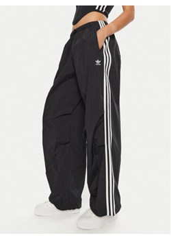 adidas Spodnie dresowe 3-Stripes Woven Parachute IY7251 Czarny Loose Fit ze sklepu MODIVO w kategorii Spodnie damskie - zdjęcie 177209624