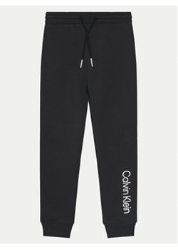 Calvin Klein Jeans Spodnie dresowe IU0IU00681 Czarny Regular Fit ze sklepu MODIVO w kategorii Spodnie chłopięce - zdjęcie 177249563