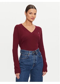 Tommy Jeans Sweter Essential DW0DW18670 Bordowy Regular Fit ze sklepu MODIVO w kategorii Swetry damskie - zdjęcie 177251571