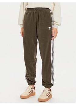 adidas Spodnie dresowe adicolor Polar IY7835 Khaki Loose Fit ze sklepu MODIVO w kategorii Spodnie damskie - zdjęcie 177278044