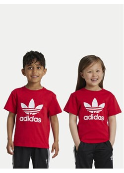 adidas T-Shirt adicolor Trefoil IY2387 Czerwony Regular Fit ze sklepu MODIVO w kategorii T-shirty chłopięce - zdjęcie 177279910