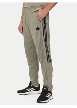 adidas Spodnie dresowe Tiro IS1504 Zielony Regular Fit ze sklepu MODIVO w kategorii Spodnie męskie - zdjęcie 177281202