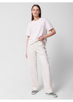 Damskie jeansy straight Outhorn OTHWSS24TTROF721 - białe ze sklepu Sportstylestory.com w kategorii Spodnie damskie - zdjęcie 177576461