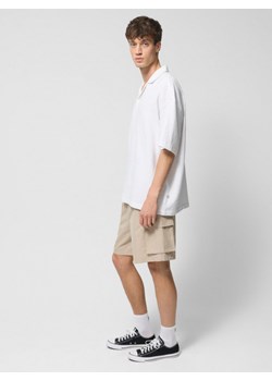 Męskie spodenki casual cargo Outhorn OTHWSS24TSHOM583 - beżowe ze sklepu Sportstylestory.com w kategorii Spodenki męskie - zdjęcie 177576693