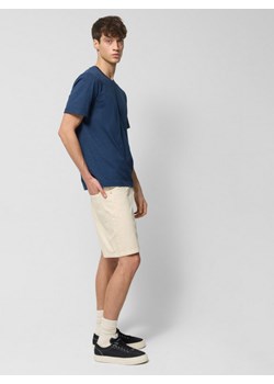 Męskie spodenki jeansowe Outhorn OTHWSS24TSHOM404 - beżowe ze sklepu Sportstylestory.com w kategorii Spodenki męskie - zdjęcie 177576710