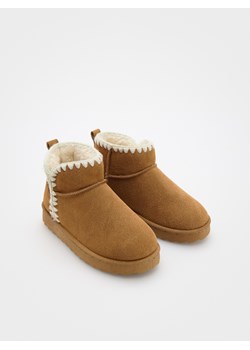 Reserved - Zamszowe botki - brązowy ze sklepu Reserved w kategorii Buty zimowe dziecięce - zdjęcie 177582933