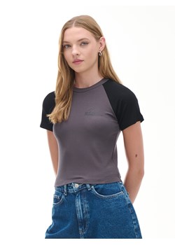 Cropp - Dwukolorowy T-shirt z wiskozą - jasny szary ze sklepu Cropp w kategorii Bluzki damskie - zdjęcie 177588294