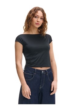 Cropp - Czarna dopasowana koszulka - czarny ze sklepu Cropp w kategorii Bluzki damskie - zdjęcie 177589333