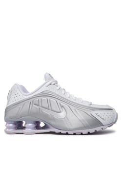 Sneakersy Nike Shox R4 HF5076 100 Srebrny ze sklepu eobuwie.pl w kategorii Buty sportowe damskie - zdjęcie 177593190