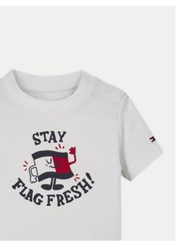 Tommy Hilfiger T-Shirt Graphic KN0KN01964 Biały Regular Fit ze sklepu MODIVO w kategorii T-shirty chłopięce - zdjęcie 177599901