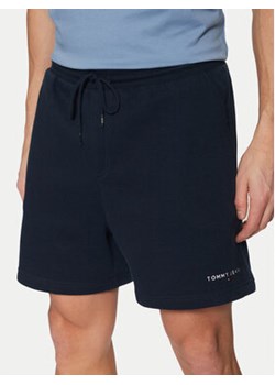 Tommy Jeans Szorty sportowe Flag Beach DM0DM20637 Granatowy Regular Fit ze sklepu MODIVO w kategorii Spodenki męskie - zdjęcie 177615191