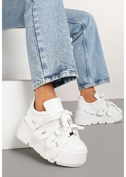 Białe Płaskie Sneakersy Vices z Podwójnym Sznurowaniem ze Zdobieniem 3D Nelarissa ze sklepu born2be.pl w kategorii Buty sportowe damskie - zdjęcie 177658473