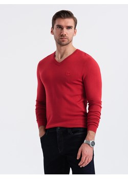 Męski elegancki sweter V-neck BASIC z wiskozą – czerwony V20 OM-SWBS-0107 ze sklepu ombre w kategorii Swetry męskie - zdjęcie 177659324