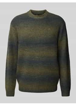 Sweter z dzianiny z wiskozy z wyhaftowanym logo model ‘Gradient’ ze sklepu Peek&Cloppenburg  w kategorii Swetry męskie - zdjęcie 177826571
