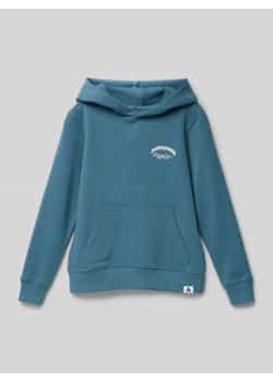 Bluza o kroju comfort fit z kapturem i nadrukiem z logo ze sklepu Peek&Cloppenburg  w kategorii Bluzy chłopięce - zdjęcie 177829103