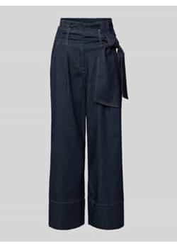Jeansy o luźnym kroju z wiązanym detalem ze sklepu Peek&Cloppenburg  w kategorii Jeansy damskie - zdjęcie 177829343