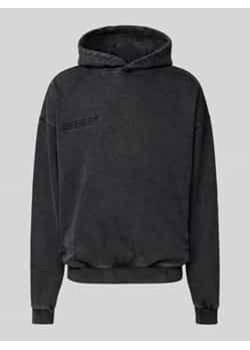 Bluza z kapturem i wyhaftowanym logo model ‘Amiran’ ze sklepu Peek&Cloppenburg  w kategorii Bluzy męskie - zdjęcie 177829720