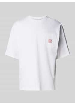 T-shirt o kroju relaxed fit z naszywką z logo ze sklepu Peek&Cloppenburg  w kategorii T-shirty męskie - zdjęcie 177834641