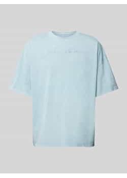 T-shirt o pudełkowym kroju z wyhaftowanym logo ze sklepu Peek&Cloppenburg  w kategorii T-shirty męskie - zdjęcie 177860721