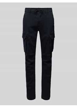 Spodnie cargo o kroju tapered fit z tunelem ze sklepu Peek&Cloppenburg  w kategorii Spodnie męskie - zdjęcie 177861611