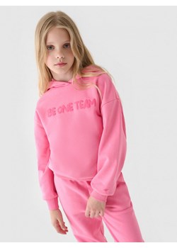 Dziewczęca bluza dresowa nierozpinana z kapturem 4F  4FJRAW24TSWSF1790 - różowa ze sklepu Sportstylestory.com w kategorii Bluzy dziewczęce - zdjęcie 177893460