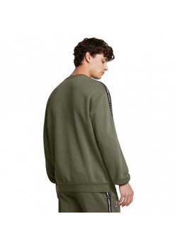 Męska bluza dresowa nierozpinana bez kaptura Under Armour UA Icon Fleece Crew Taping - zielona ze sklepu Sportstylestory.com w kategorii Bluzy męskie - zdjęcie 177894752