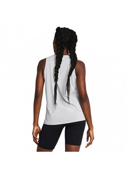 Damski top treningowy Under Armour Tech Tank Twist - szary ze sklepu Sportstylestory.com w kategorii Bluzki damskie - zdjęcie 177894811